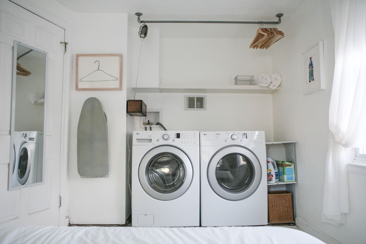 Washer automatically puts outlet clothes in dryer